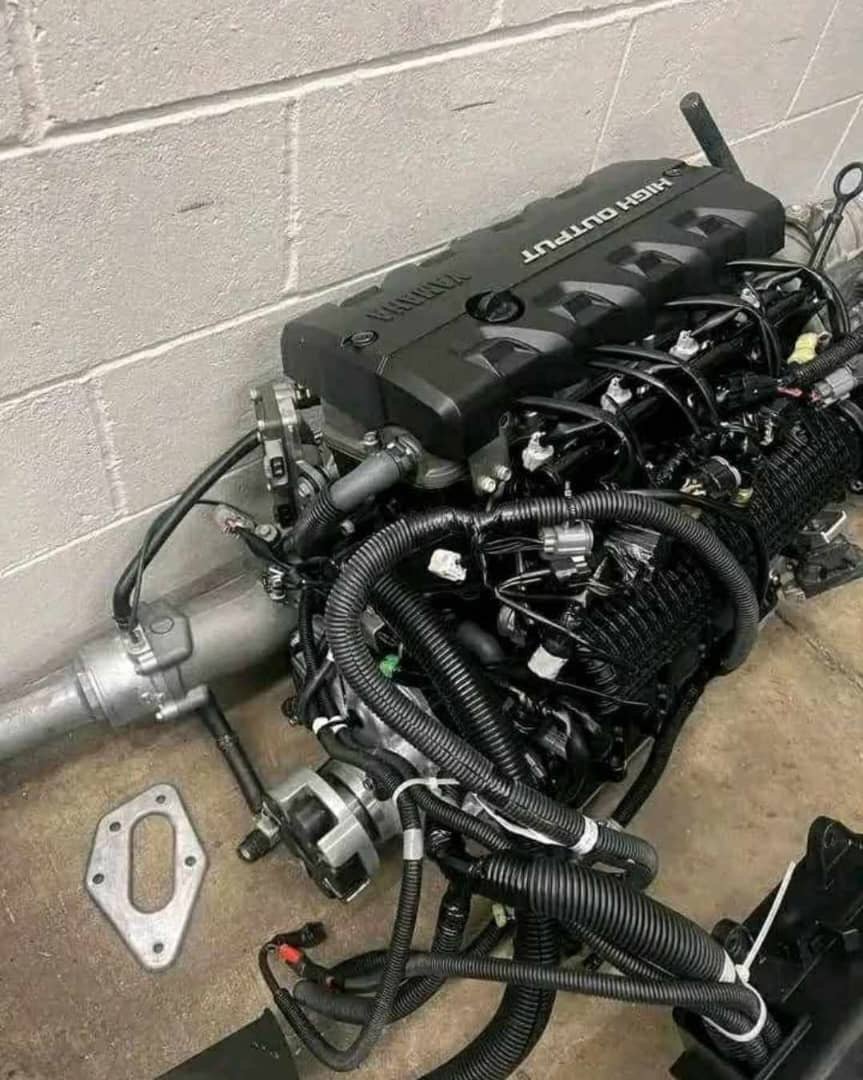 Engine with mount - Image 3
